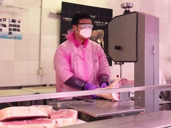 祥九瑞盈的臺灣鋸骨機曾在社區(qū)商超內(nèi)上陣鋸肉，為抗疫出一份力