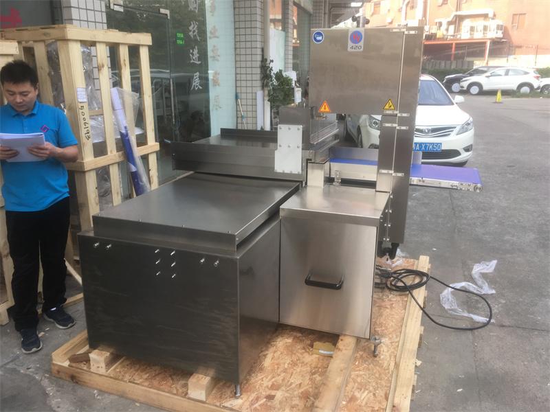 全自動鋸骨機對凍肉切割加工廠的作用，大得你無法想象